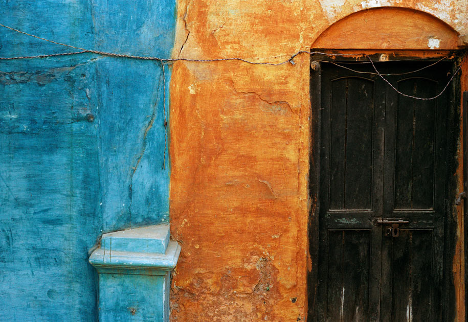 09_door.color.varanasi.india.jpg